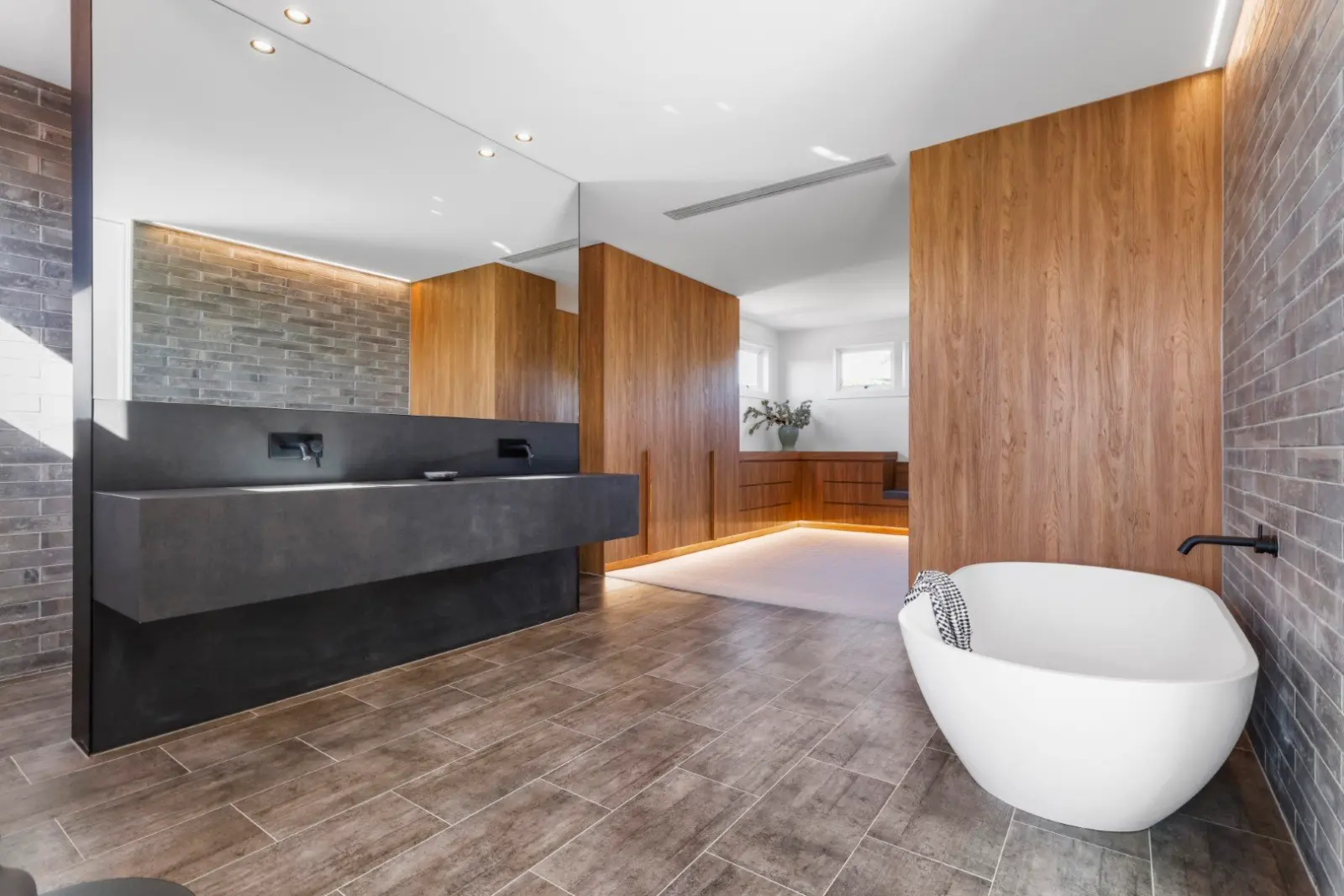 Malabar. Main bathroom with the freestanding bath.
